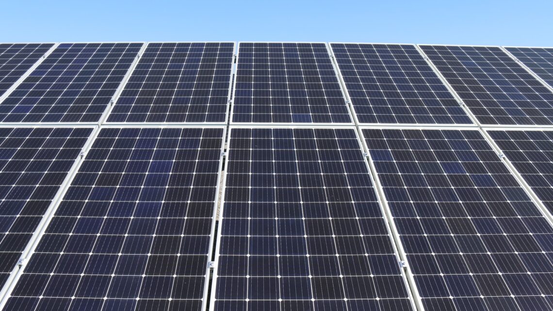 Gør dit Hjem Energi-Effektivt: En Gør-det-Selv Guide til Solceller og Bæredygtighed