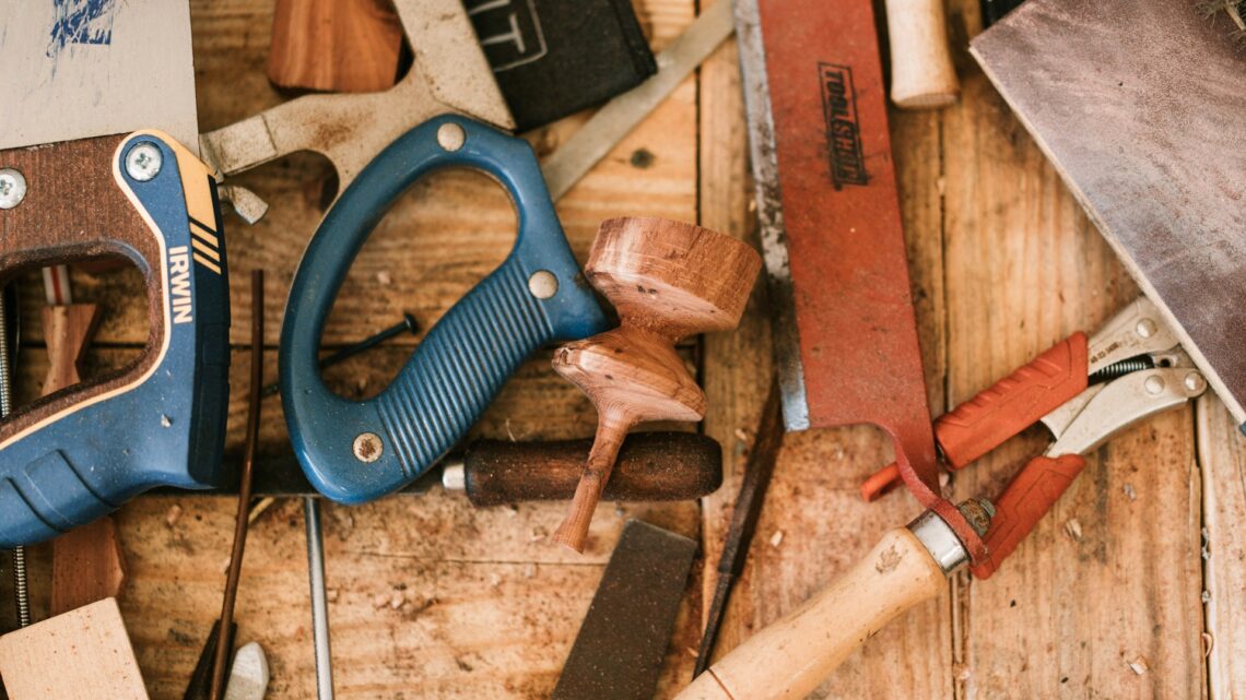 Gør det selv eller håndværker – hvornår skal du hyre en professionel?
